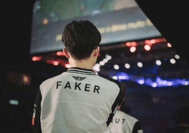 T1近期状态火热拿下九连胜，以13-1的成绩位于积分榜第一，紧随其后的是DK和GEN